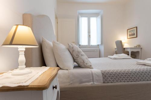 普拉托Mercatale Apartment的一间卧室配有一张带灯和窗户的床
