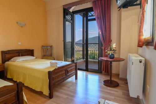 西亚蒂斯塔Hotel Siatista的一间卧室设有一张床和一个美景阳台