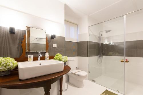 LabugollaManuel Manor的一间带水槽、卫生间和淋浴的浴室