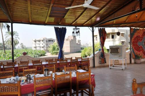 El Nakhil Hotel餐厅或其他用餐的地方