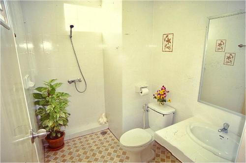 奥南海滩J大厦酒店的浴室配有卫生间、盥洗盆和淋浴。