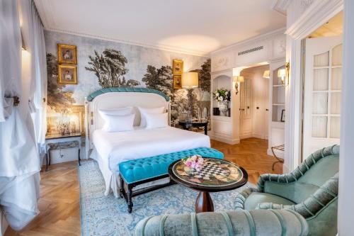 普罗旺斯艾克斯Villa Saint-Ange的一间卧室配有一张床、两把椅子和一张桌子