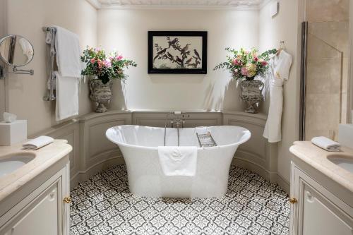 普罗旺斯艾克斯Villa Saint-Ange的带浴缸和两个盥洗盆的浴室