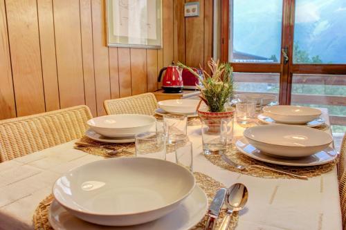 布勒伊-切尔维尼亚Marcolski Home 2的一张桌子上放着白板和碗