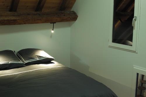Brison-Saint-InnocentLa Grange du Lac du Bourget的一间卧室设有一张床和一个窗口