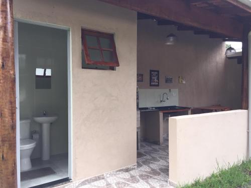 博拉塞亚Casa em frente à praia Boracéia的一间带卫生间、水槽和窗户的浴室