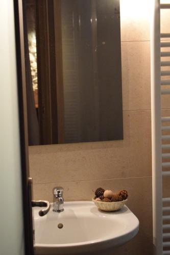 纳乌萨玛西亚斯哈盖阿提阿纳斯塔修酒店及Spa的浴室水槽上放着一碗水果