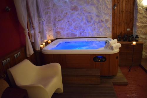 纳乌萨玛西亚斯哈盖阿提阿纳斯塔修酒店及Spa的带浴缸的带椅子的房间