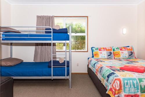 派西亚Te Ra Waitangi的一间卧室设有两张双层床和一扇窗户。