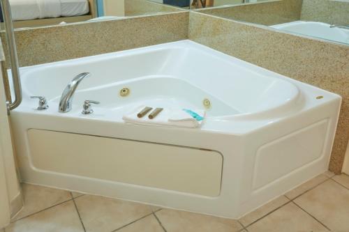 基西米火烈鸟水上乐园度假酒店的浴室内设有带水槽的白色浴缸