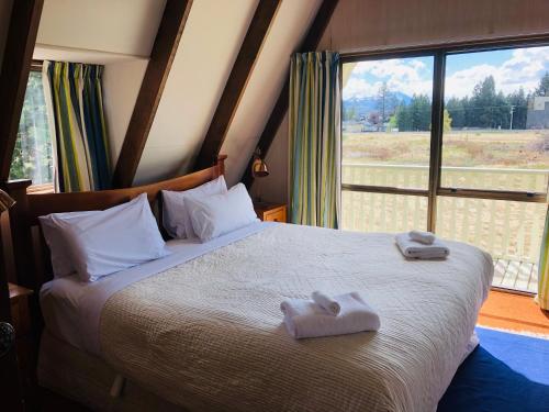 特卡波湖Arosa - Lake Tekapo的一间卧室配有一张大床和毛巾