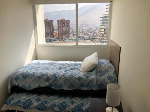 伊基克Departamento Suite en Boulevard del Mar的一间卧室设有一张床和一个大窗户