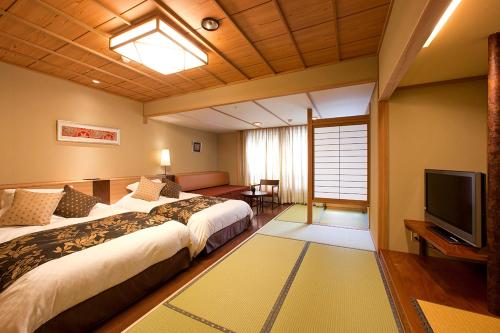 琴平町汤本金毗罗温泉花之汤红梅亭酒店的酒店客房设有两张床和电视。