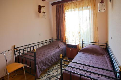 敖德萨乌宇提尼酒店的一间卧室设有两张双层床和一扇窗户。