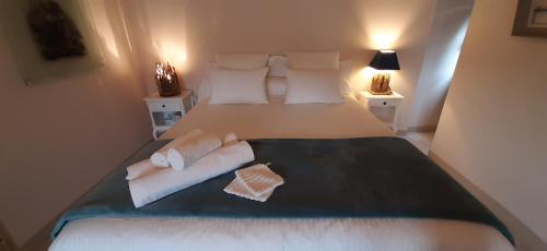 塞雷拉龙德Aux penates de Toni Beauval的一间卧室配有带白色床单和枕头的床。