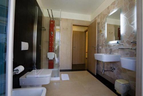 葛伦坦马勒帕可迪普林奇皮酒店的一间带两个盥洗盆和淋浴的浴室