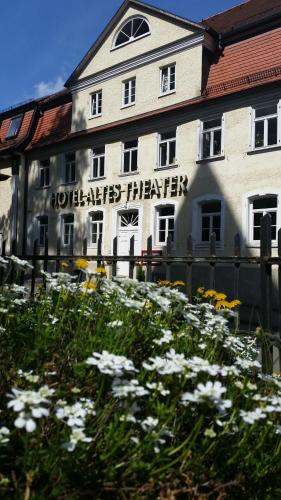 海尔布隆HOTEL ALTES THEATER Heilbronn的前面有一堆鲜花的建筑