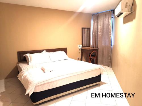 邦咯EM HOMESTAY(Coral Bay 3Room Apartment)的一间卧室配有一张带白色床单的床和一扇窗户。