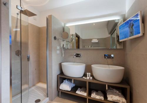 梅斯特LH Hotel Sirio Venice的一间带水槽和淋浴的浴室
