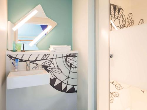 弗里堡ibis budget Fribourg的一间带水槽和镜子的浴室