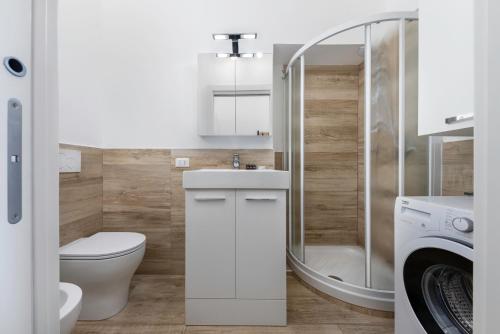 米兰Casa da Suite Hora的浴室配有卫生间、盥洗盆和淋浴。