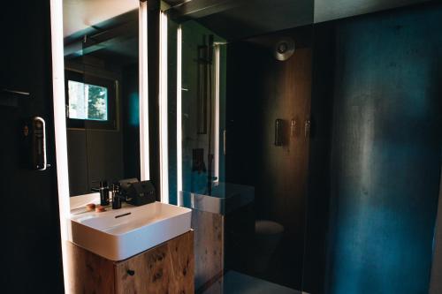 马里博尔Luxury glamping Chocolate village的浴室配有白色水槽和淋浴。