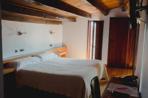 米兰达德尔卡斯塔尼亚尔波萨达·米兰达酒店的一间卧室,卧室内配有一张大床