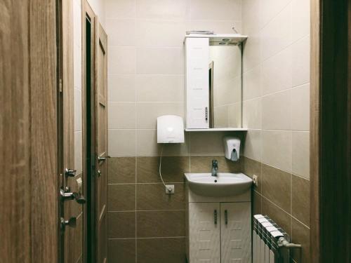 哈尔科夫Annet的一间带水槽和镜子的小浴室