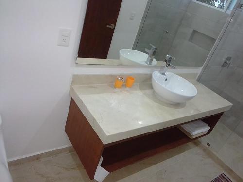 图卢姆posada tumben ka´a的浴室设有白色水槽和镜子