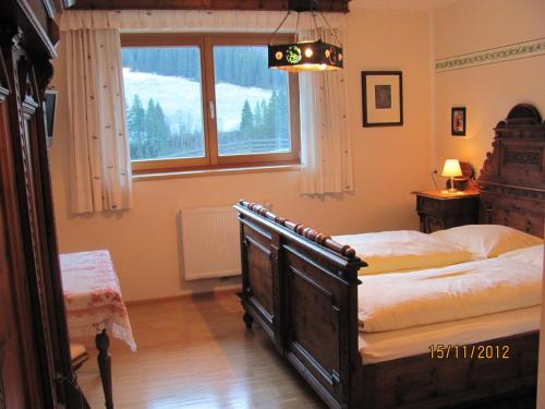 图克斯An der Mühle的一间卧室设有一张大床和一个窗户。