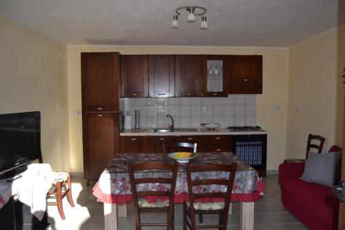 内比达CASA DEL MINATORE的带桌椅的厨房和带水槽的厨房