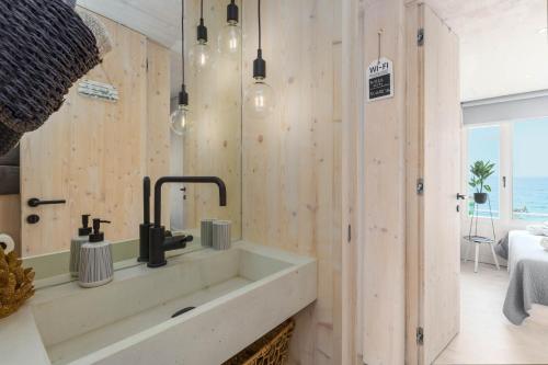 德拉格Luxury Home Buqez No 18的一间带水槽和镜子的浴室