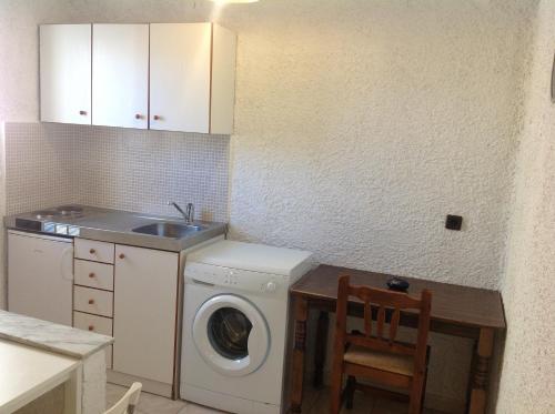 罗德镇Aialion studios & apartments - Steve Apartments的厨房配有洗衣机和水槽