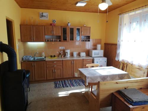 Apartment in Balatonszemes 38456的厨房或小厨房