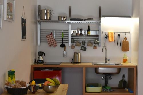 罗韦雷托B&B DEL VIAGGIATORE的厨房配有水槽和带餐具的台面