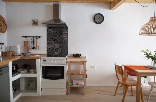伊佐拉Little house - Hiška的一间带炉灶的厨房 桌子旁的顶部烤箱