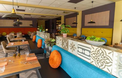 埃基斯蒂尔瓦拉斯卡尔夫酒店的一间配备有蓝色沙发和桌子的用餐室