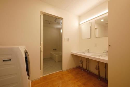 Motoshin渚泊魚津丸的一间带水槽和镜子的浴室