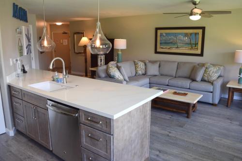 基黑Maui Sunset B215的厨房以及带沙发和厨房岛的客厅。