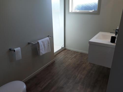 因弗卡吉尔South City Accommodation Unit 2的浴室配有白色水槽和卫生间。