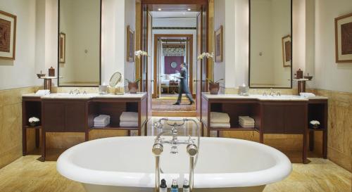 雅加达达哈旺萨雅加达酒店的浴室配有两个盥洗盆和浴缸。