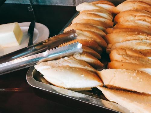 峰牙Central Backpackers Hostel - Phong Nha的面包和刀子的食品托盘