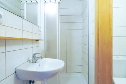 弗尔赫拉比Penzion Lyžec的白色的浴室设有水槽和淋浴。