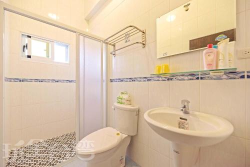 Huxi彩色渔之居民宿的一间带卫生间和水槽的浴室