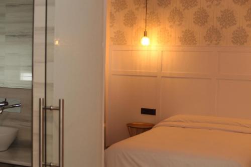 格拉纳达塞德兰酒店的一间卧室设有一张床和一个玻璃门