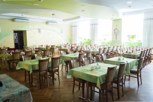 茨兹伊特纳Dom Wczasowy KAMELA的用餐室配有绿色的桌椅