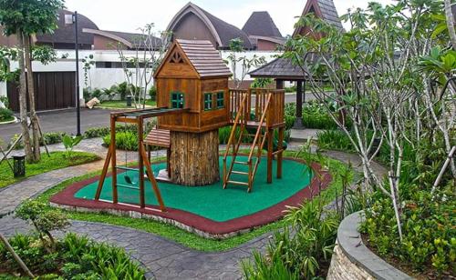 茂物Vimala Hills Resort Cozy Villa Puncak Gadog Bogor的树屋,树 ⁇ 顶部