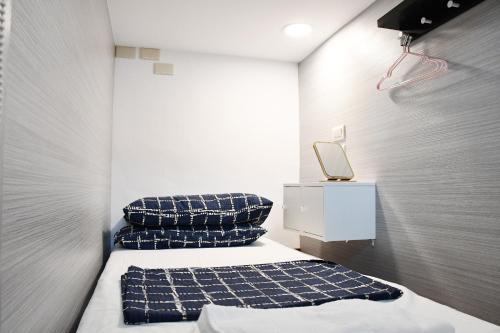 Hsi-kuo-shan不倒翁輕旅的一间小型客房,配有两张床和 夜 ⁇ 