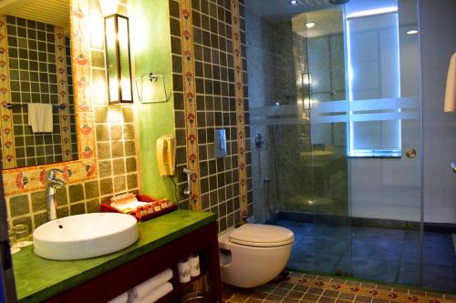 科钦Eighth Bastion Fort Kochi - CGH Earth的浴室配有卫生间、盥洗盆和淋浴。