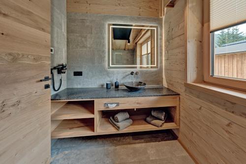 埃尔瓦尔德Zugspitz Lodge的一间带水槽和镜子的浴室